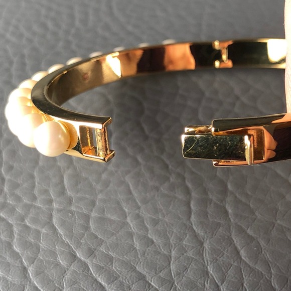 Kate Spade New York Bracelet Pearly Delight Faux Pearls Gold Tone Hinged Bangle - Picture 8 of 11